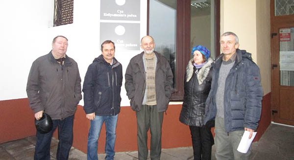 Степан ДУБЧУК вместе с единомышленниками у здания суда